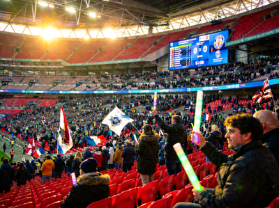 体育场观众席座无虚席的壮观场面